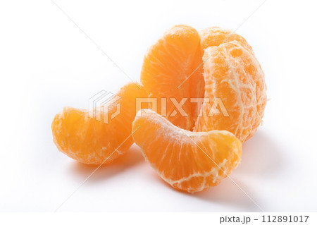 Fresh tangerines slices isolated on white background 112891017
