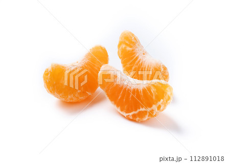 Fresh tangerines slices isolated on white background 112891018