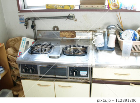 老朽化した昭和の賃貸マンション　キッチン　ガスレンジ 112891280