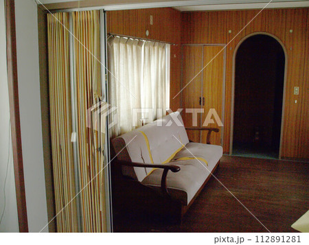 老朽化した昭和の賃貸マンション　リビング　応接間 112891281