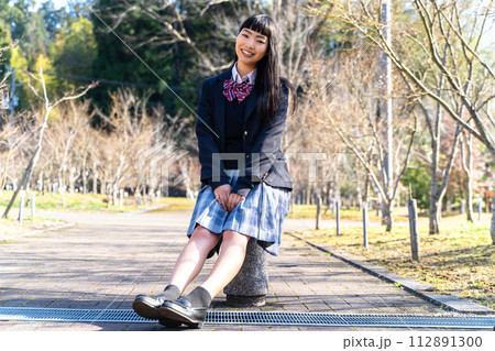 校庭の女子高生 112891300