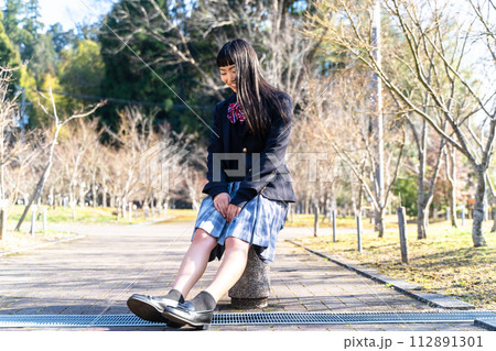 校庭の女子高生 112891301