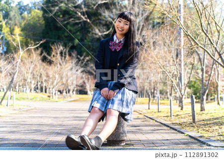 校庭の女子高生 112891302