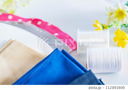 ミシン糸と生地 112891600