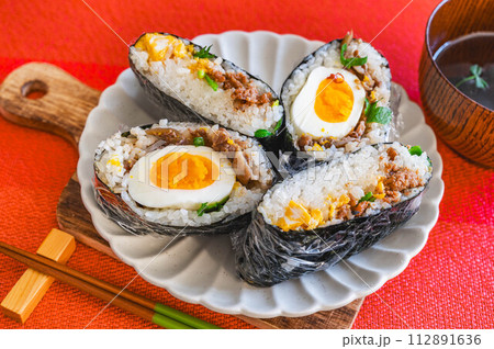 鶏そぼろと牛肉と卵のおにぎらず 112891636