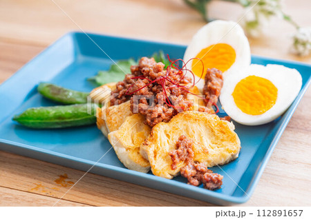 肉味噌をのせた冷凍豆腐 112891657