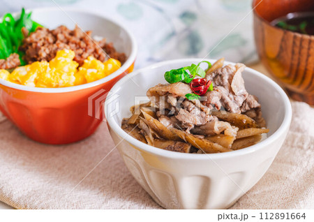 柳川風牛丼と三色丼 柳川風牛丼と三色丼 112891664