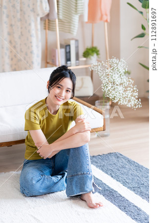 リビングでくつろぐ若い女性 112891697