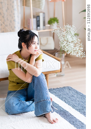 リビングでくつろぐ若い女性 112891698