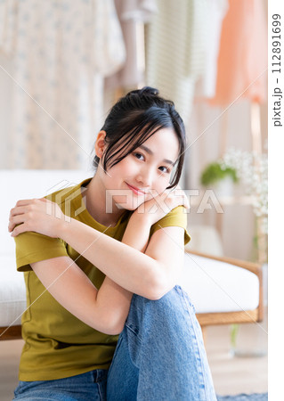 リビングでくつろぐ若い女性 112891699