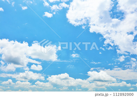 夏の青空と雲 112892000