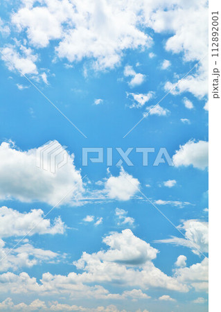 夏の青空と雲 112892001