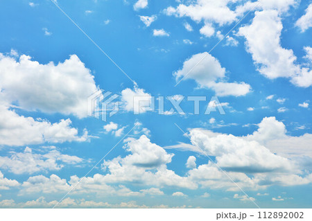 夏の青空と雲 112892002