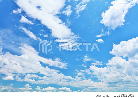 夏の青空と雲 112892003