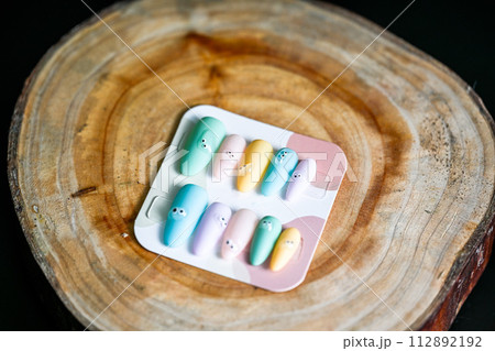 女性 メス 女の人 112892192