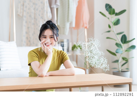リビングでくつろぐ若い女性 リビングでくつろぐ若い女性 112892291