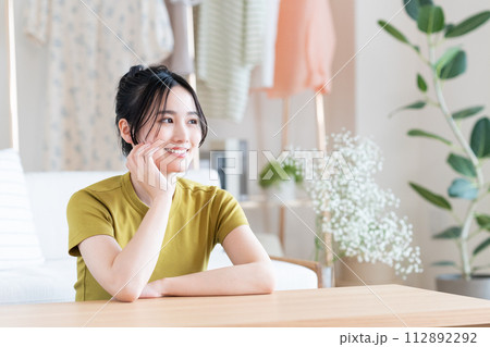リビングでくつろぐ若い女性 リビングでくつろぐ若い女性 112892292