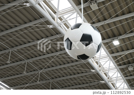 サッカーボールのモニュメント サッカーボールのモニュメント 112892530