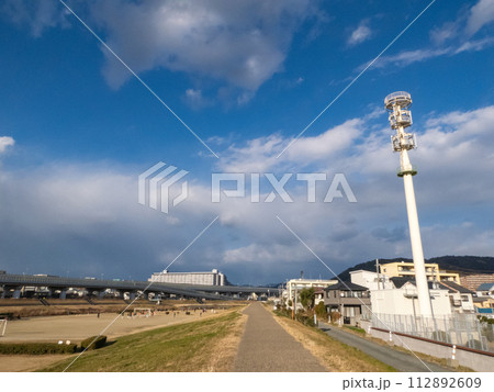 池田市の猪名川沿いの風景 池田市の猪名川沿いの風景 112892609