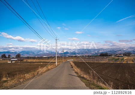 果樹園がある農村からの山岳風景 果樹園がある農村からの山岳風景 112892616