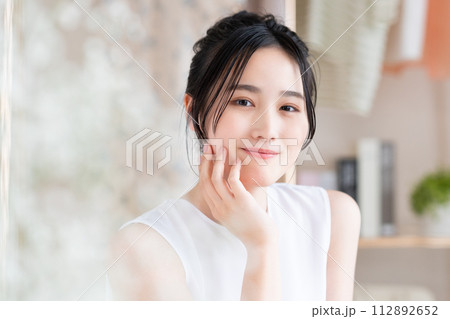 若い女性のビューティ 112892652