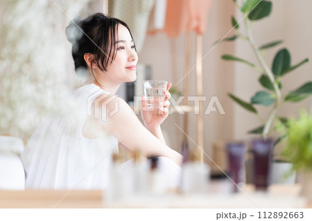 若い女性のビューティ 112892663