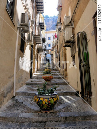 イタリアパレルモ県 チェファルの路地 イタリアパレルモ県 チェファルの路地 112892680