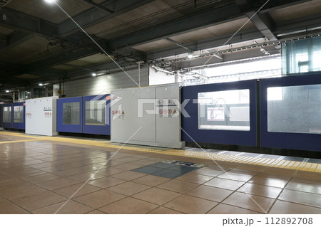 駅のホームドア 駅のホームドア 112892708