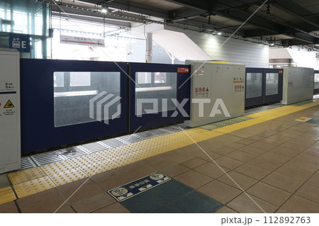 駅のホームドア 112892763
