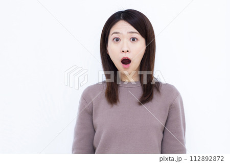 びっくり驚く女性 びっくり驚く女性 112892872