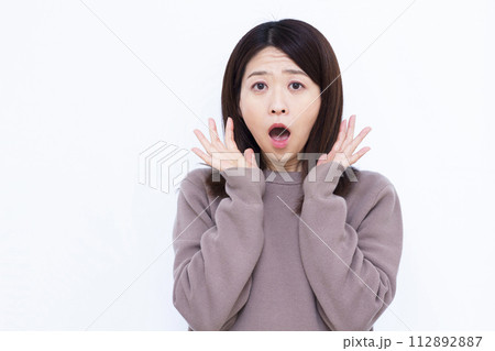 びっくり驚く女性 112892887