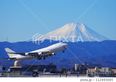 離陸をするジャンボジェット機と富士山 112893085
