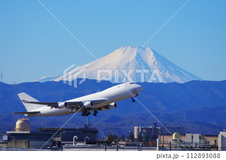 離陸をするジャンボジェット機と富士山 離陸をするジャンボジェット機と富士山 112893088