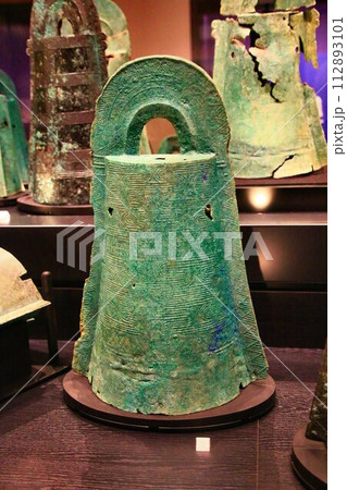 弥生時代に造られた釣鐘型の青銅器… 『銅鐸』 112893101
