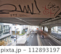 首都高速道路の高架下を通る幹線道路 首都高速道路の高架下を通る幹線道路 112893197