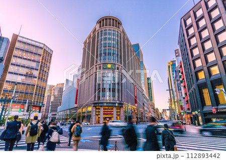 日本の東京都市景観「三越前駅」前。日本橋三越や日本橋北詰などを望む=27日 日本の東京都市景観「三越前駅」前。日本橋三越や日本橋北詰などを望む=27日 112893442