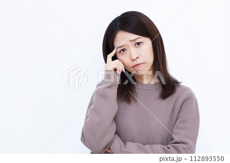 頭を抱えて悩む女性 112893550