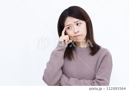 真剣に悩んでいる女性 真剣に悩んでいる女性 112893564