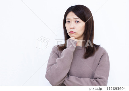 真剣に悩んでいる女性 112893604