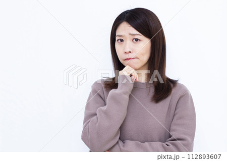 真剣に悩んでいる女性 112893607