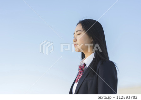 目を閉じて微笑む女子高校生　ポートレート 112893782
