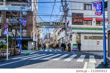 東京都渋谷区の都市風景　幡ヶ谷駅 112893812