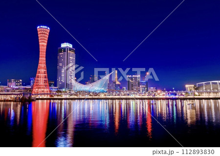 神戸市、リニューアルされた神戸ポートタワーとメリケンパークの夜景 神戸市、リニューアルされた神戸ポートタワーとメリケンパークの夜景 112893830