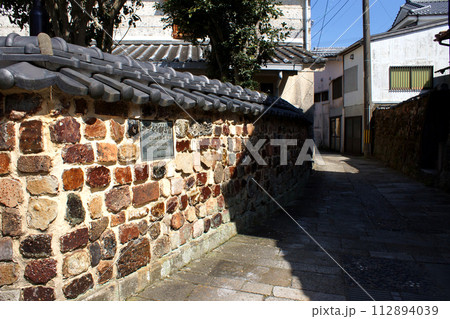 佐賀県有田町　風情あるやきものの町の散策コース 　トンバイ塀のある裏通り 112894039