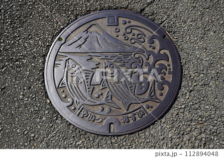 静岡県焼津市のマンホールの蓋 112894048