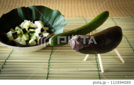 精霊馬と精霊牛　水の子　キュウリで作った精霊馬　ナスで作った精霊牛　精霊棚　盆棚　お飾り 112894089