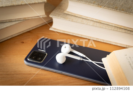 スマホと本とイヤホン オーディオブック スマホと本とイヤホン オーディオブック 112894108