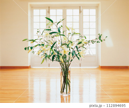 リビングルームの花瓶に飾る花々 リビングルームの花瓶に飾る花々 112894695