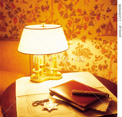 クラシックな書斎のライトと手帳とペン 112894696