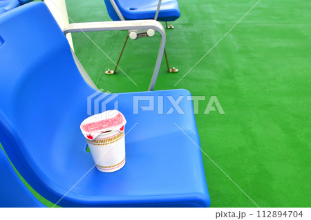 船上で食べるカップラーメン 112894704